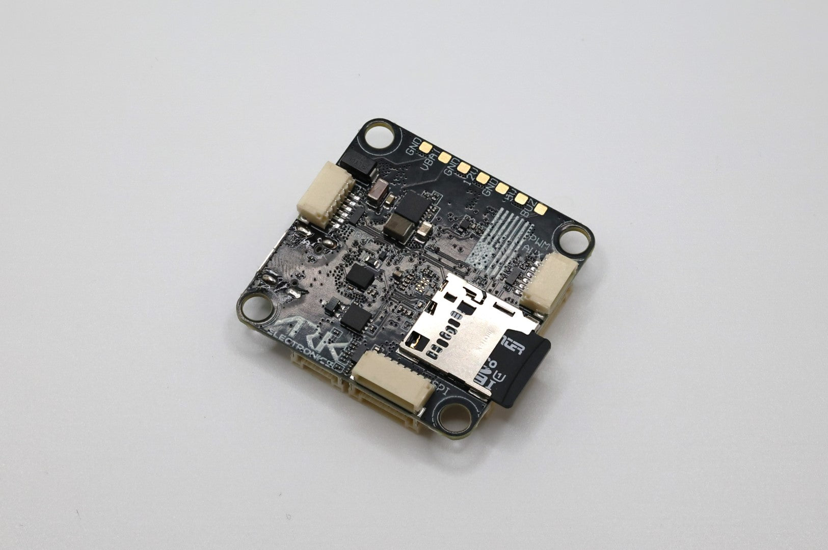 בקר טיסה ARK Electronics ARK FPV - מבט בזווית על הלוח